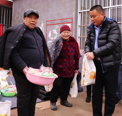 支部书记付绍国（右一）为80岁以上村民发年货.jpg