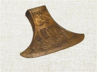 图为战国划舟纹青铜钺。